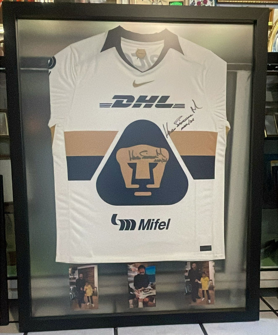 Enmarcado de jersey firmado de Pumas UNAM en shadow box, Fábrica de Marcos Josalí