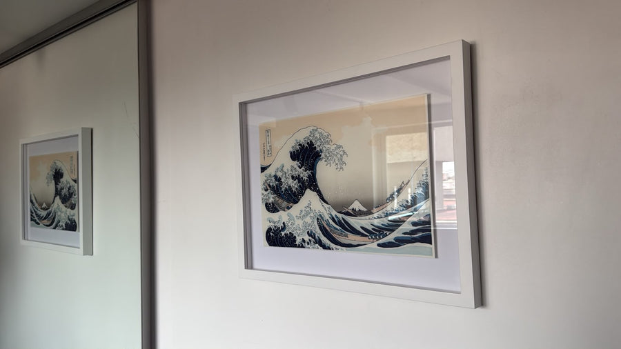 Marco blanco a la medida para lámina decorativa en sala, Fábrica de Marcos Josalí